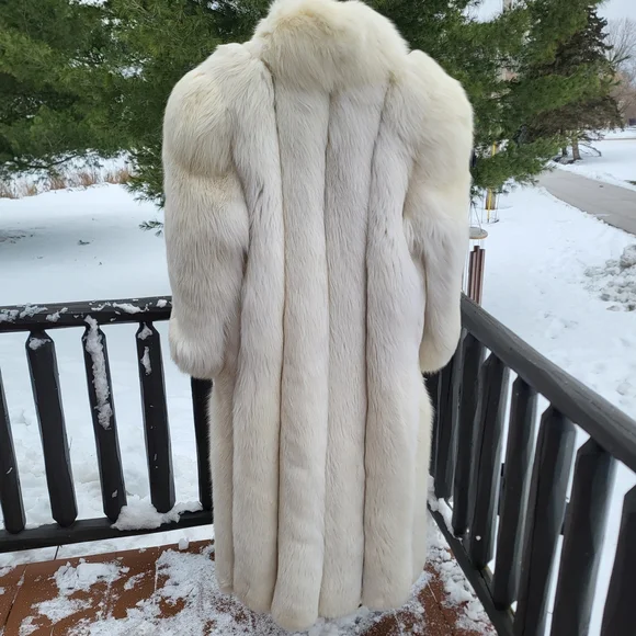 Luxurious White Fur Cape for Women